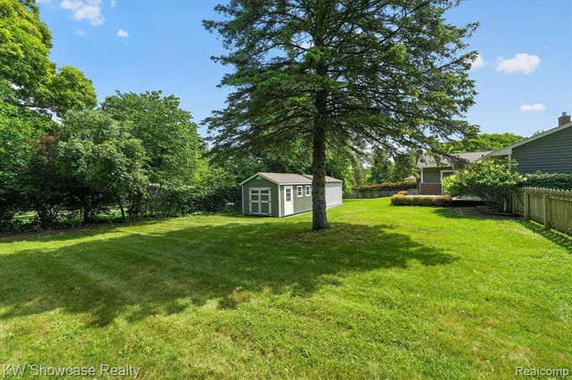 11498 Fox N Hounds Drive, White Lake, MI 48386