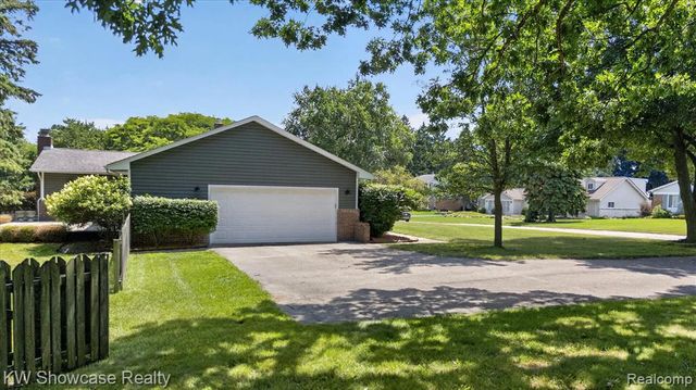 11498 Fox N Hounds Drive, White Lake, MI 48386
