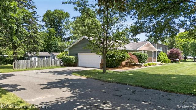 11498 Fox N Hounds Drive, White Lake, MI 48386