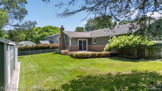 11498 Fox N Hounds Drive, White Lake, MI 48386