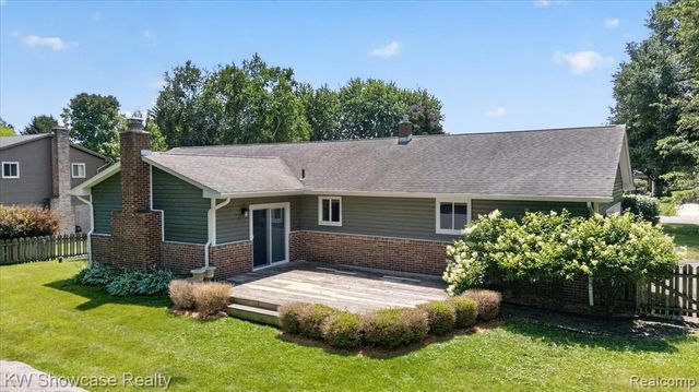 11498 Fox N Hounds Drive, White Lake, MI 48386