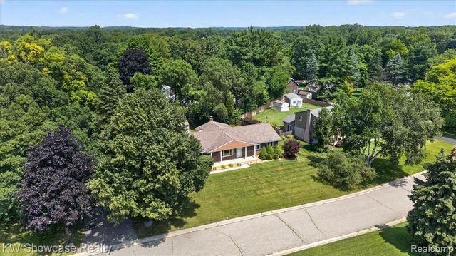 11498 Fox N Hounds Drive, White Lake, MI 48386
