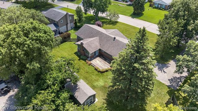 11498 Fox N Hounds Drive, White Lake, MI 48386