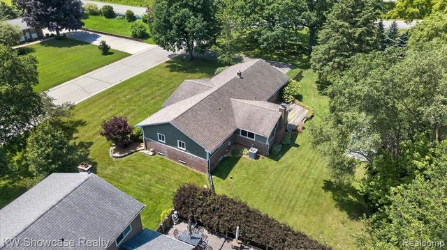 11498 Fox N Hounds Drive, White Lake, MI 48386