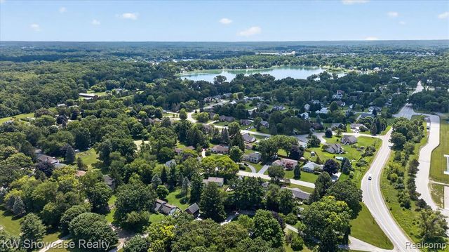 11498 Fox N Hounds Drive, White Lake, MI 48386