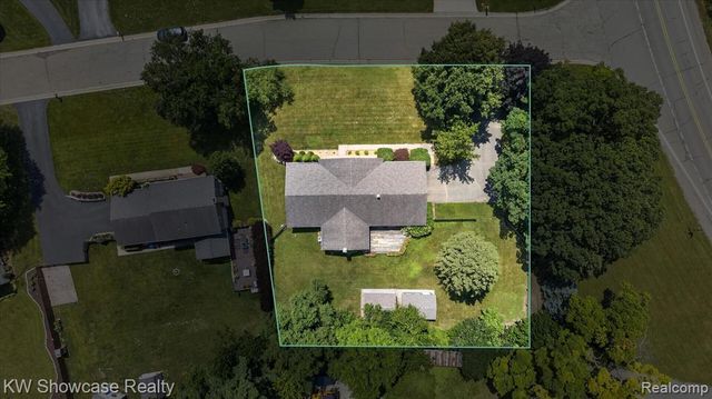 11498 Fox N Hounds Drive, White Lake, MI 48386