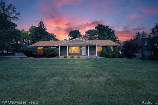 11498 Fox N Hounds Drive, White Lake, MI 48386