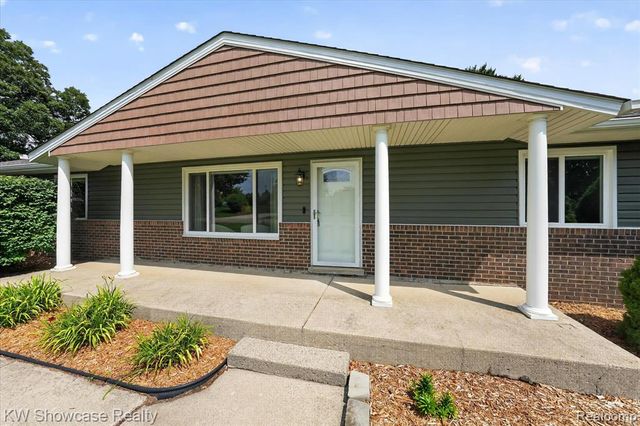 11498 Fox N Hounds Drive, White Lake, MI 48386
