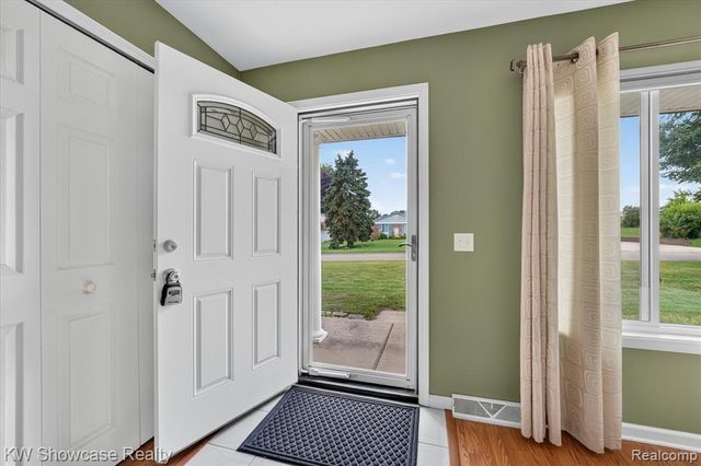 11498 Fox N Hounds Drive, White Lake, MI 48386