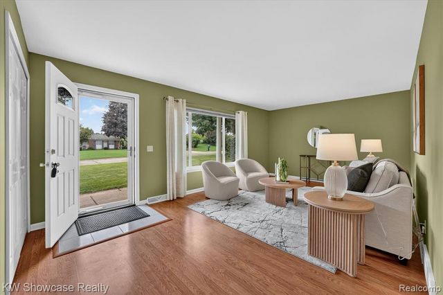 11498 Fox N Hounds Drive, White Lake, MI 48386