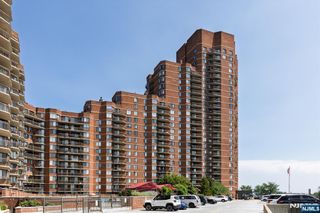 401 Harmon Cove Tower, Secaucus, NJ 07094