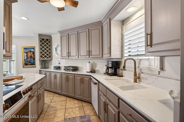 255 E Scenic Drive, G, Pass Christian, MS 39571