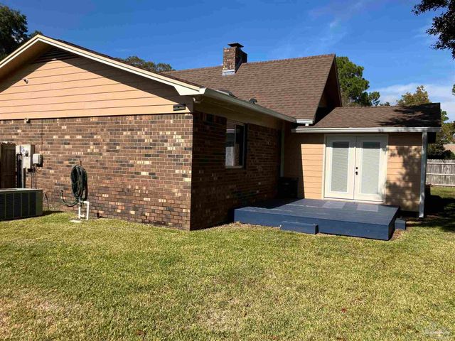 6068 S Gulf Manor Dr, Pensacola, FL 32526