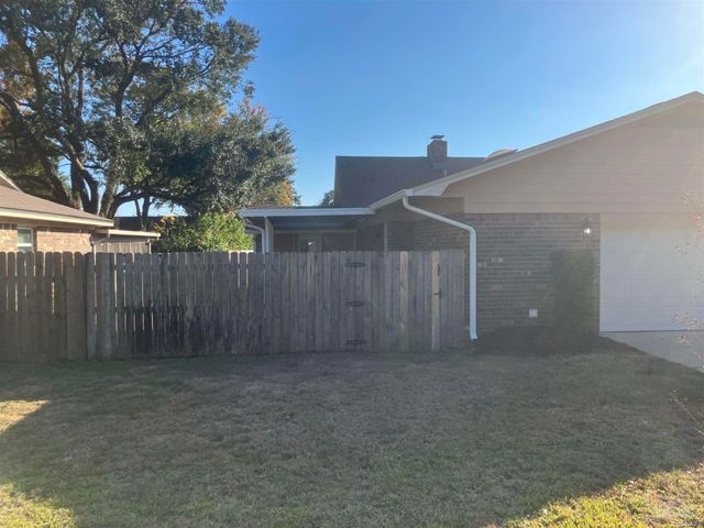 6068 S Gulf Manor Dr, Pensacola, FL 32526
