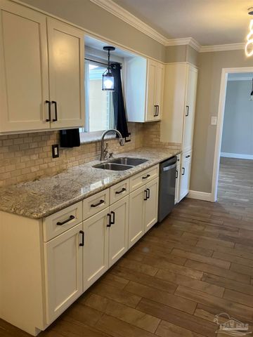 6068 S Gulf Manor Dr, Pensacola, FL 32526