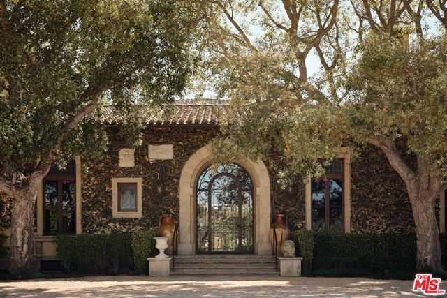 10939 Chalon Road, Los Angeles, CA 90077