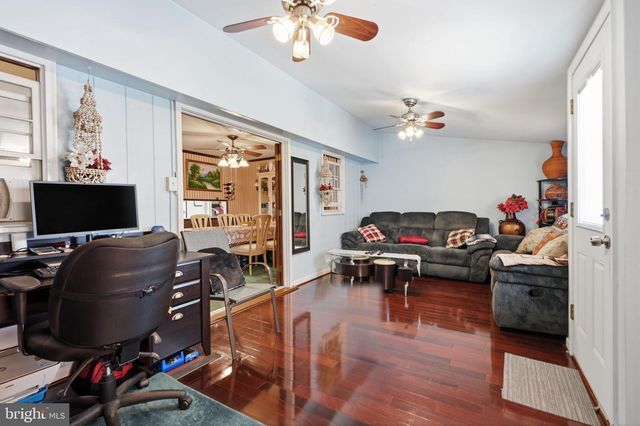 116 HIGHLAND PARK DR, Levittown, PA 19056