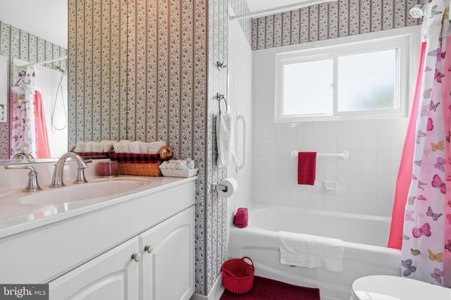 116 HIGHLAND PARK DR, Levittown, PA 19056