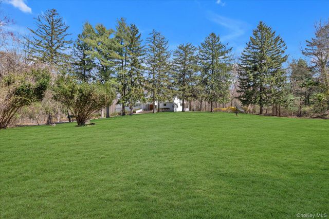 16 Serein Court, Syosset, NY 11791