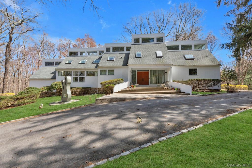 16 Serein Court, Syosset, NY 11791