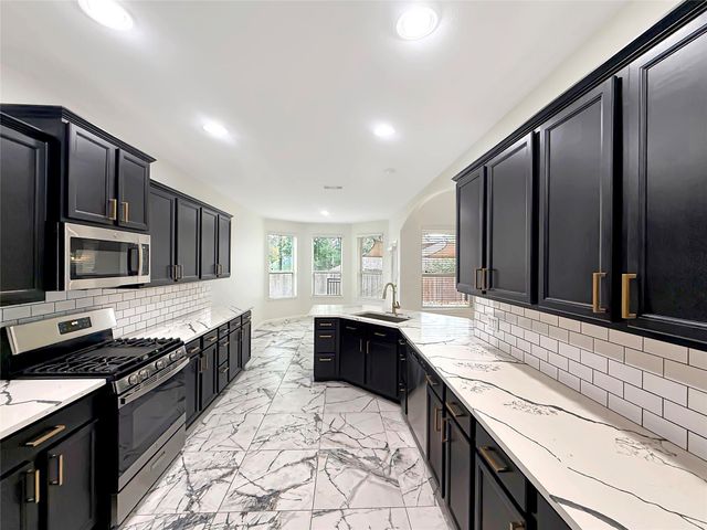 4 Logan Creek Lane, Conroe, TX 77304