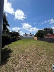 816 NW 21st Court, Miami, FL 33125