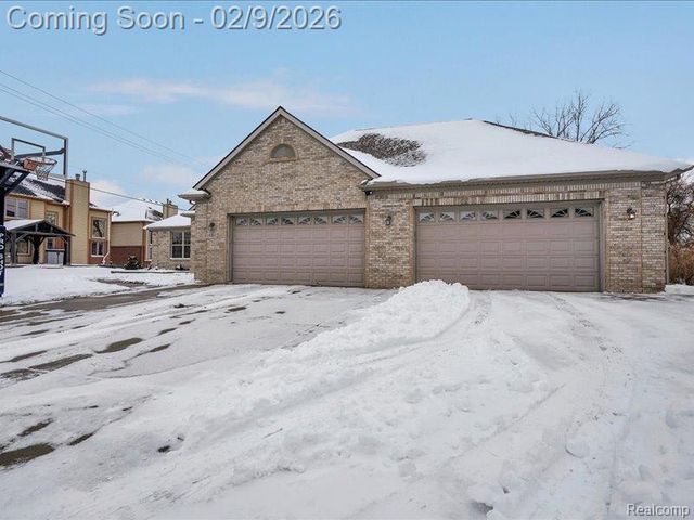 19201 N Grisham Drive E, Macomb Township, MI 48044