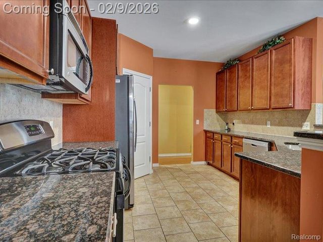 19201 N Grisham Drive E, Macomb Township, MI 48044