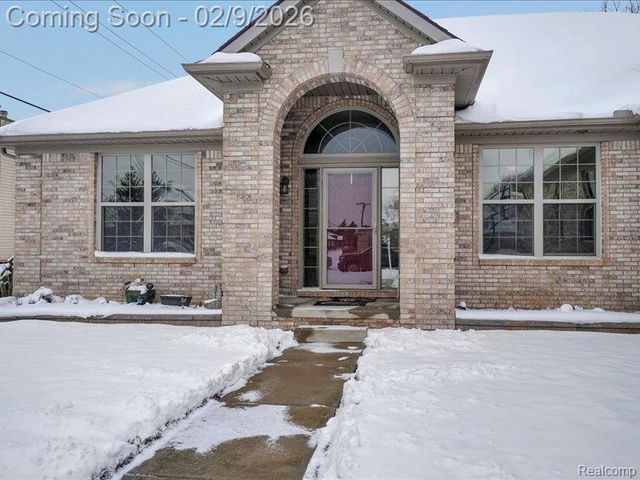 19201 N Grisham Drive E, Macomb Township, MI 48044