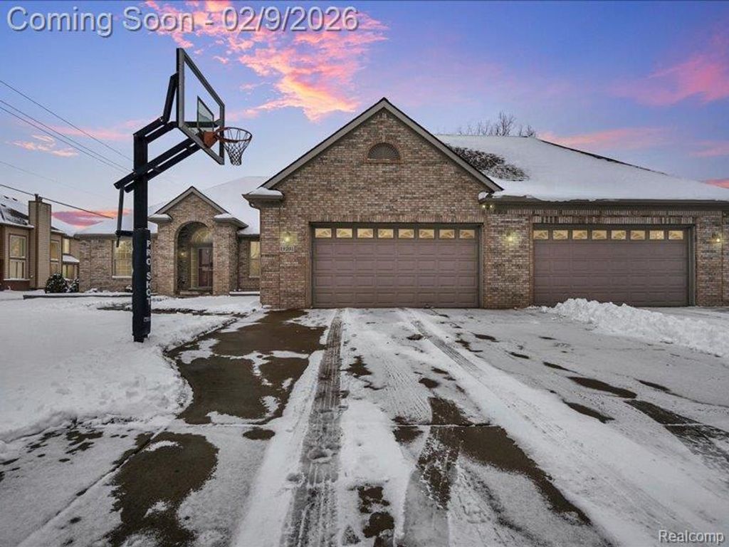 19201 N Grisham Drive E, Macomb Township, MI 48044