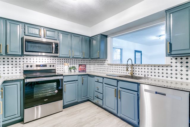 318 Creekmeadow Lane, Lewisville, TX 75067