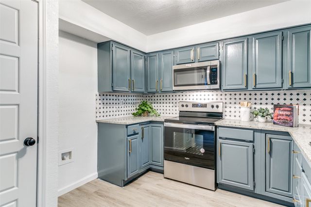 318 Creekmeadow Lane, Lewisville, TX 75067