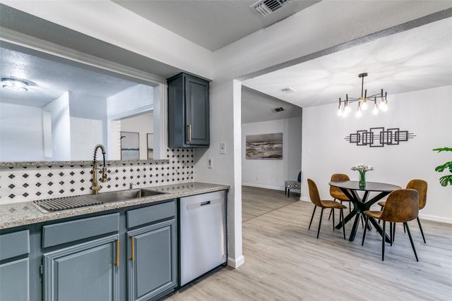 318 Creekmeadow Lane, Lewisville, TX 75067