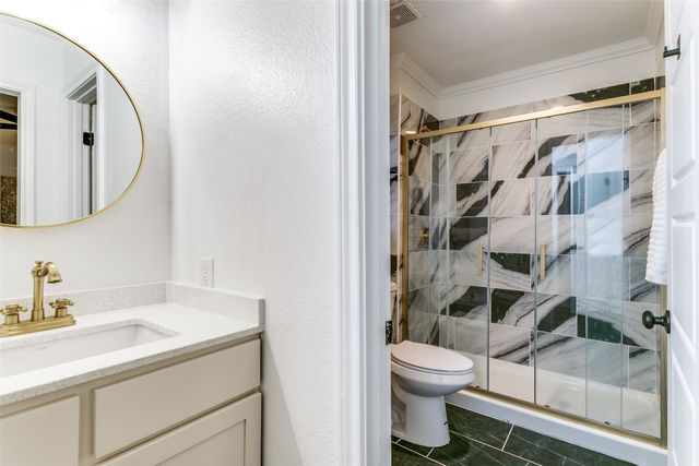 318 Creekmeadow Lane, Lewisville, TX 75067