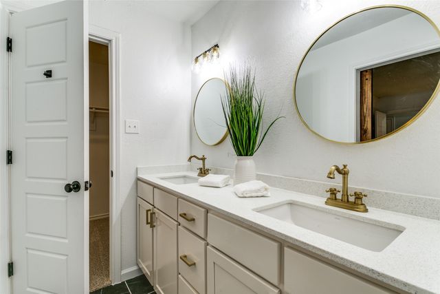 318 Creekmeadow Lane, Lewisville, TX 75067