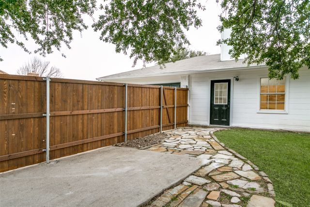 318 Creekmeadow Lane, Lewisville, TX 75067