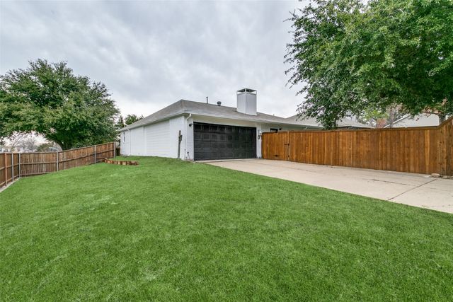 318 Creekmeadow Lane, Lewisville, TX 75067