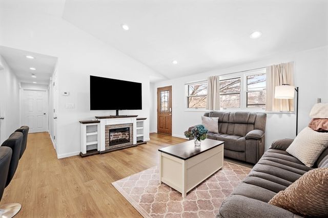 5 Karen Way, Rutland, MA 01543