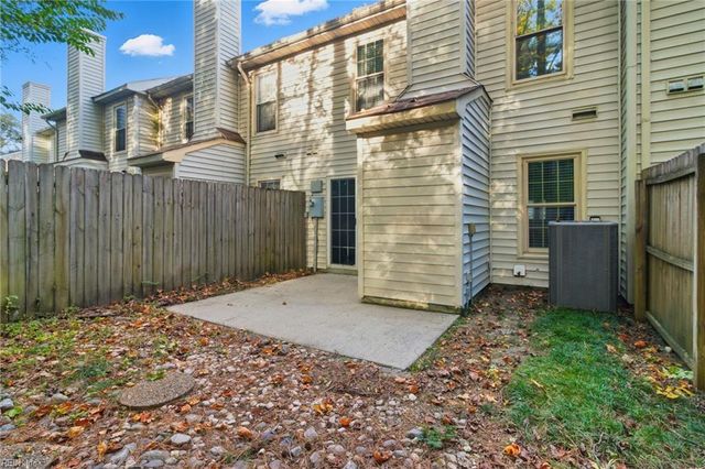 418 Middle Oaks DR, Chesapeake, VA 23322