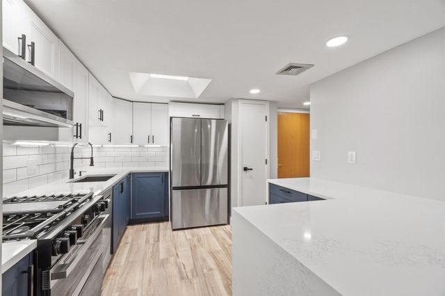 487 Place Ln 487, Woburn, MA 01801