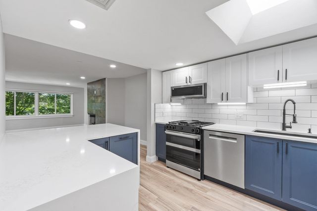 487 Place Ln 487, Woburn, MA 01801