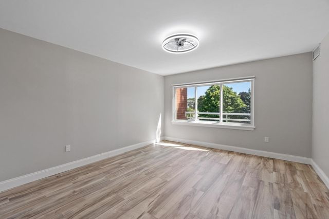 487 Place Ln 487, Woburn, MA 01801