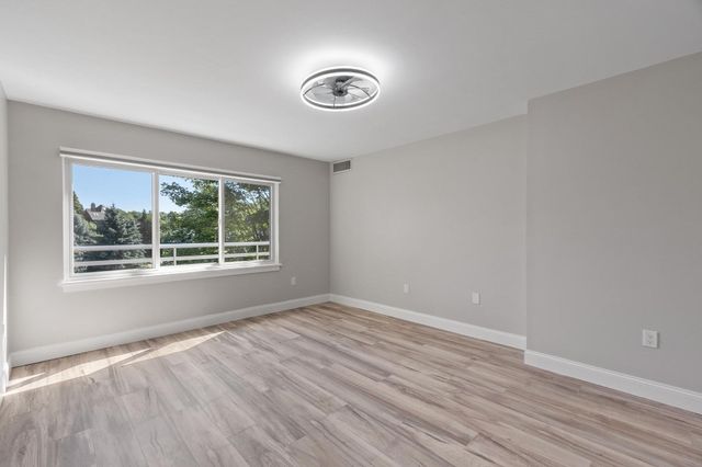 487 Place Ln 487, Woburn, MA 01801
