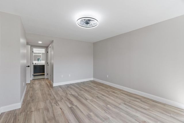 487 Place Ln 487, Woburn, MA 01801