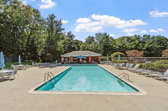 487 Place Ln 487, Woburn, MA 01801