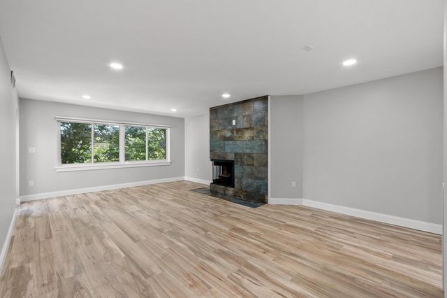 487 Place Ln 487, Woburn, MA 01801