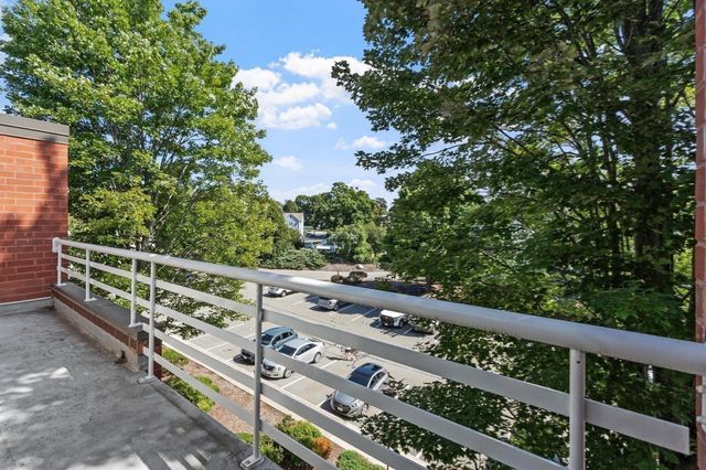 487 Place Ln 487, Woburn, MA 01801