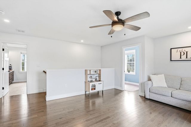 19 Farm Rd, Plymouth, MA 02360