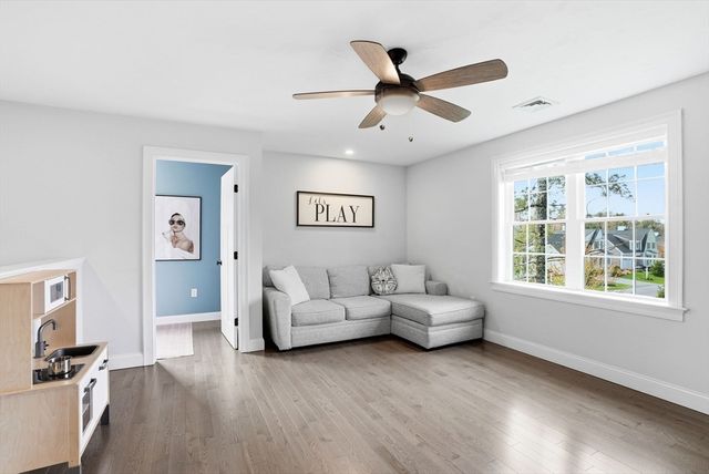 19 Farm Rd, Plymouth, MA 02360