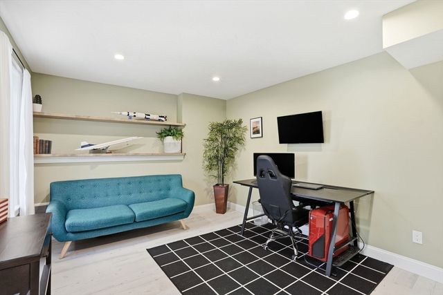 19 Farm Rd, Plymouth, MA 02360